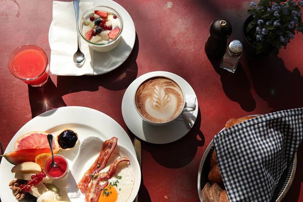 Le petit-déjeuner chez des amis